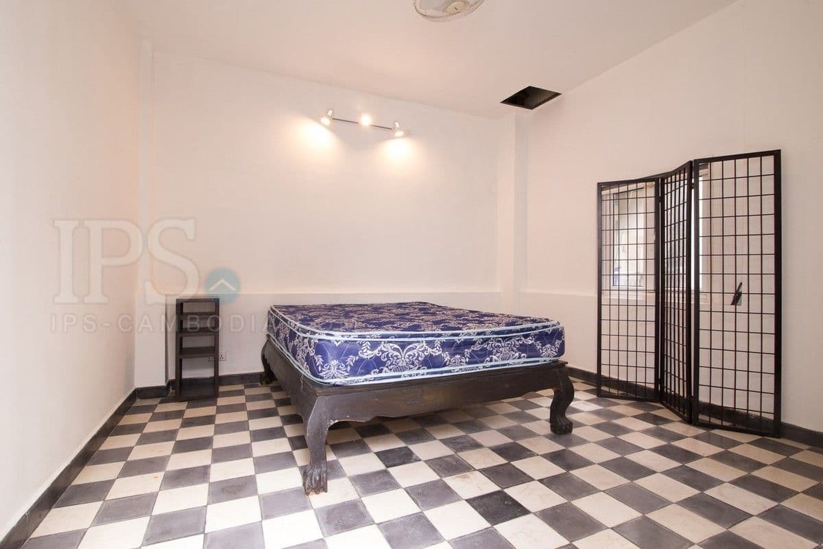 1 Bedroom Renovated Flat For Sale - Daun Penh, Phnom Penhの部屋